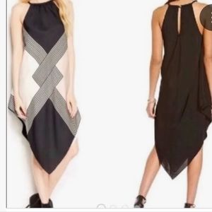 Sleevless triangle bottom finish . Size medium black and cream dress.